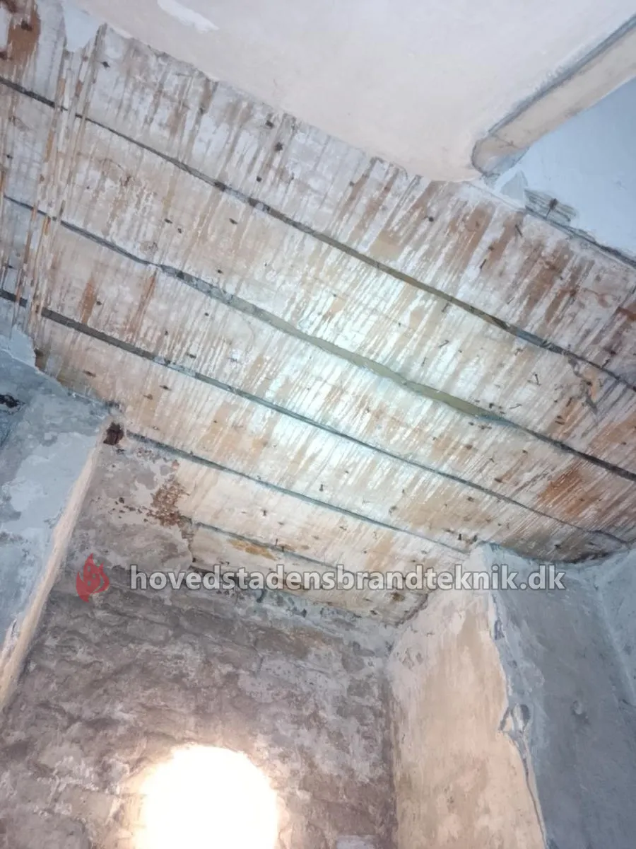 Loft på bagtrappe hvor pudslaget er faldet af
