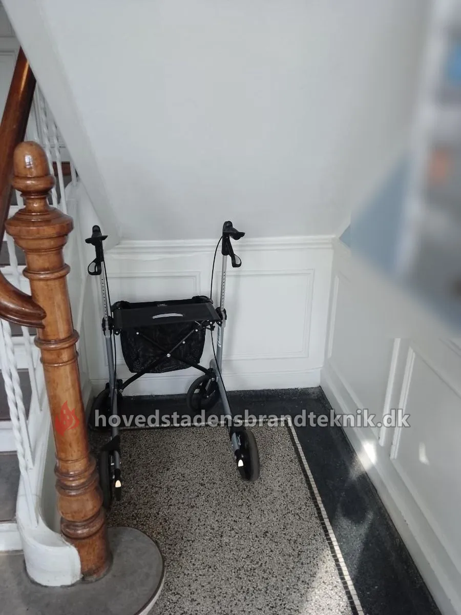 Rollator parkeret under trappen i stueetagen