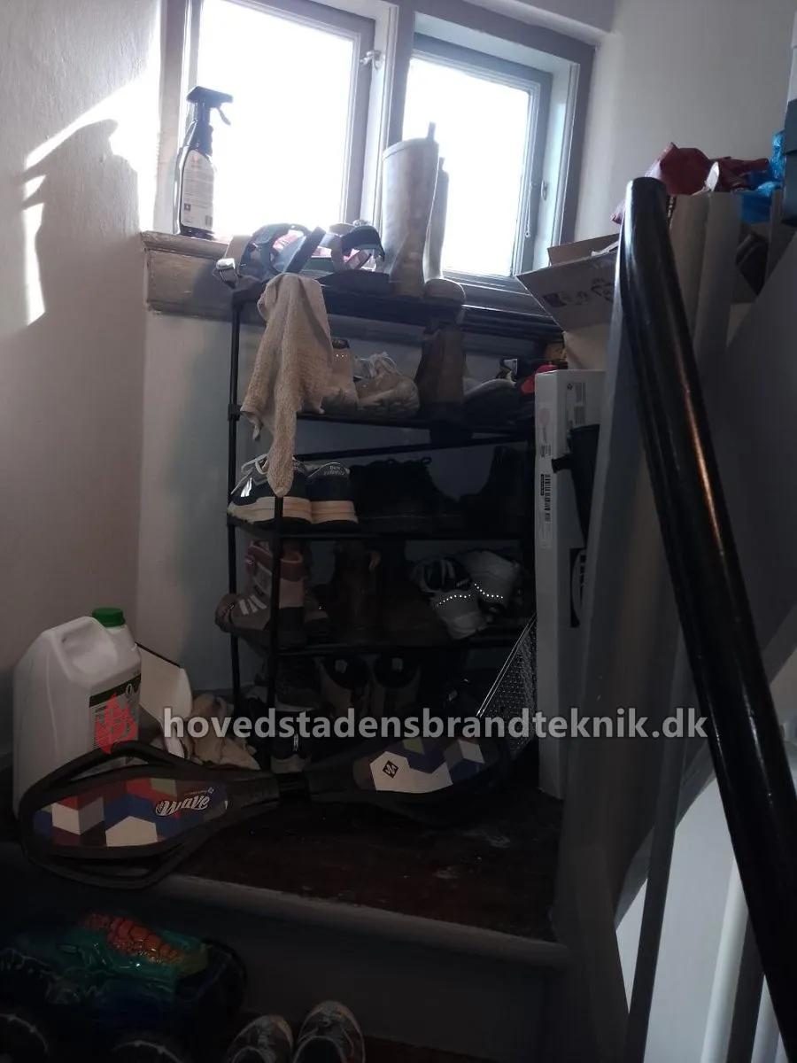 Skoreol, dunke og papkasser på reposen på en bagtrappe